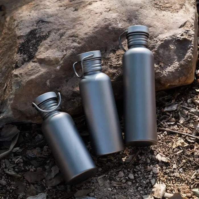 Bouteille Titane Pur 99,8% Ultra-Légère - 3 Tailles 500ml/600ml/750ml Premium Outdoor - Camp de Base Farzen