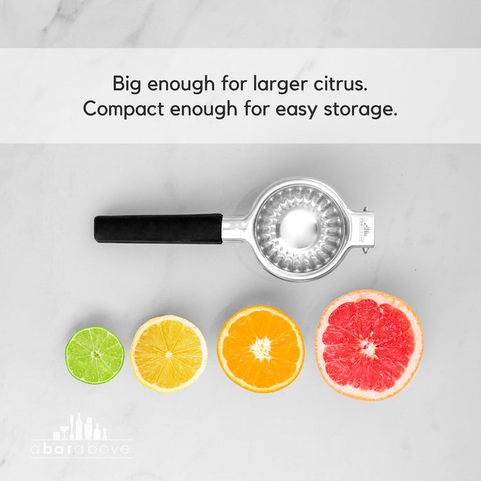 Infographic showing a stainless steel citrus juicer press with various halved citrus fruits, highlighting its size versatility (details in description).