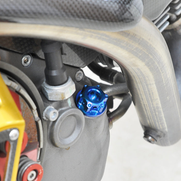 MC Motoparts CNC oil filler cap for Yamaha YZF R6 R3 R1 R25 MT-07 MT-10 motorcycle, showcasing the sleek metal design.