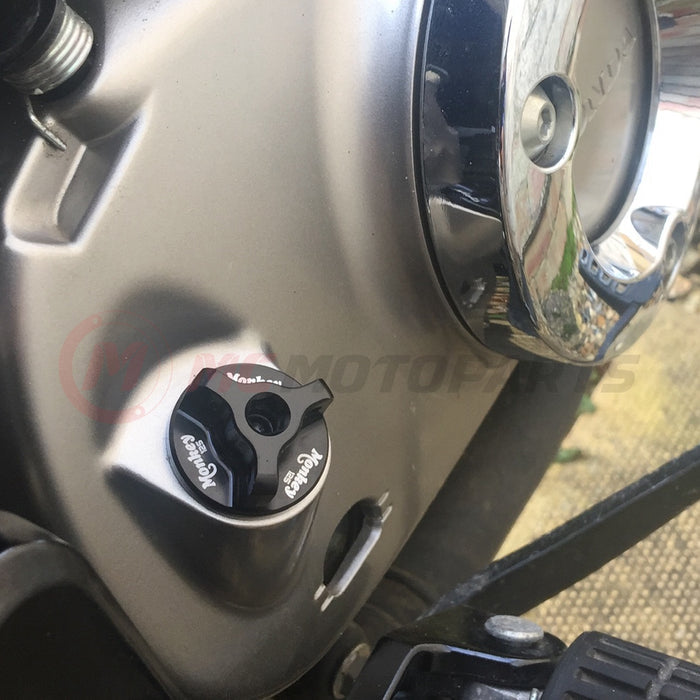 Black Honda Monkey 125 oil filler cap with engraved MC Motoparts logo, fits models from 2018 to 2025, durable metal construction.