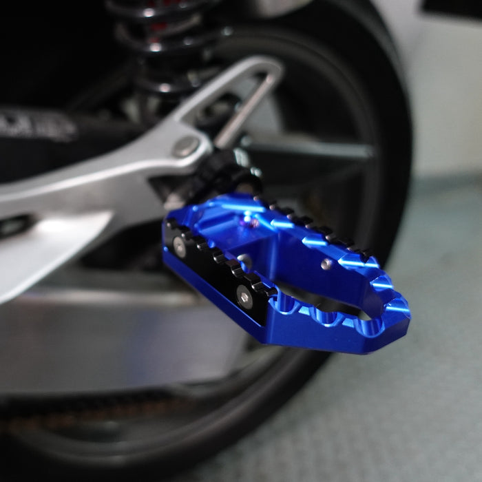 Suzuki SV650 and SV1000 touring wide foot pegs by MC Motoparts, rear standard foot pegs with black finish and sturdy design.