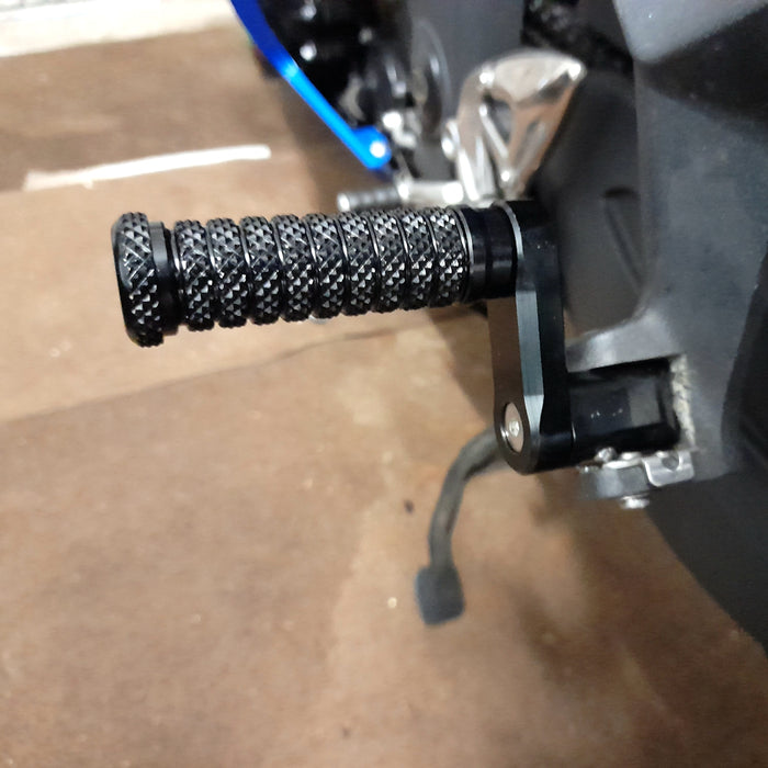 Black 40mm extension foot pegs for Triumph Speed Four and Speed Triple, adjustable pole design by MC Motoparts.