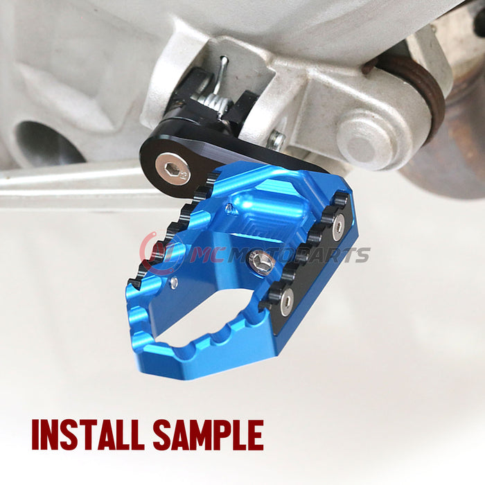 Rear 40mm extension touring foot pegs for Yamaha XMAX VMAX, black MC Motoparts wide foot pegs for comfortable riding.